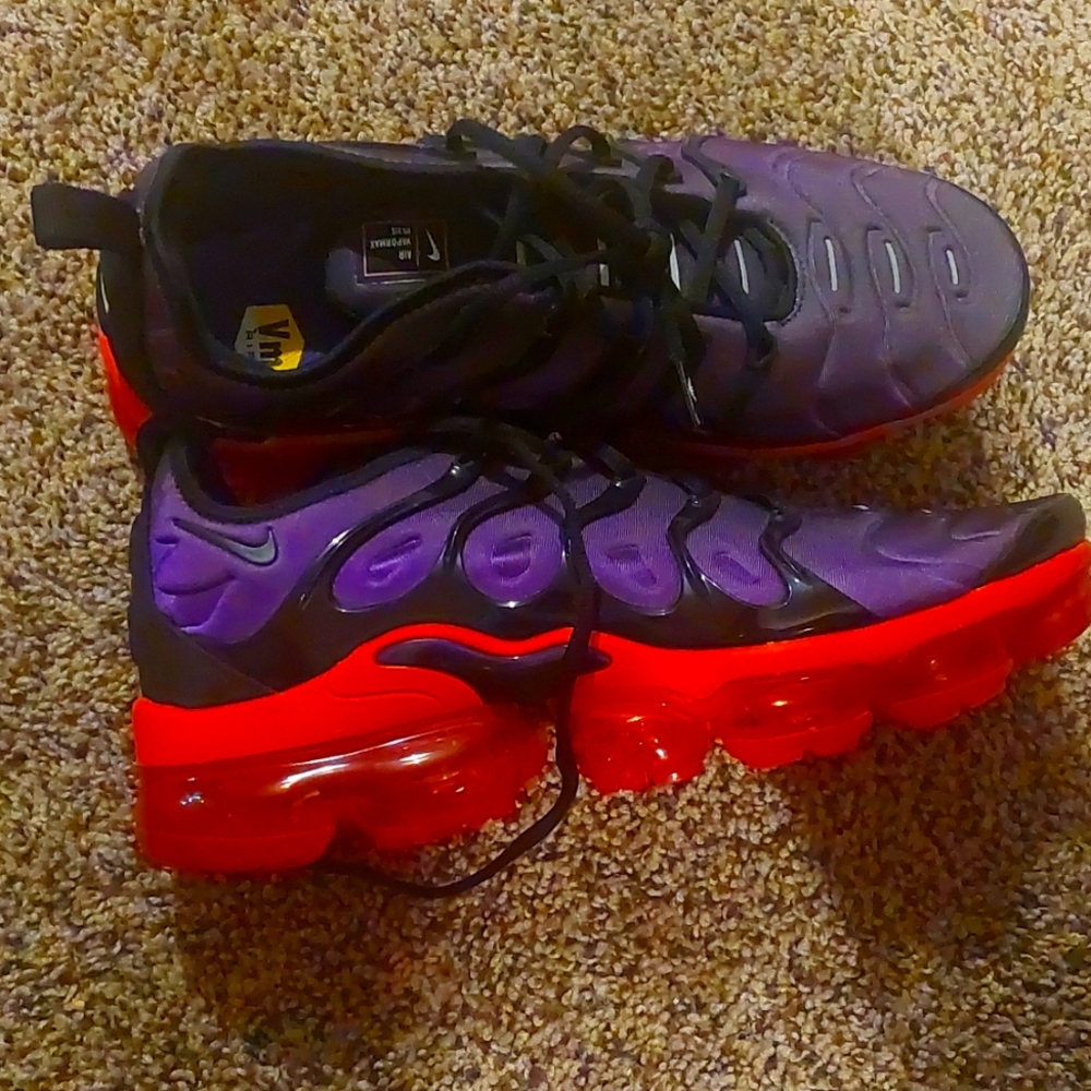 Nike Air Vapor max Plus, sz 10, purple red and black